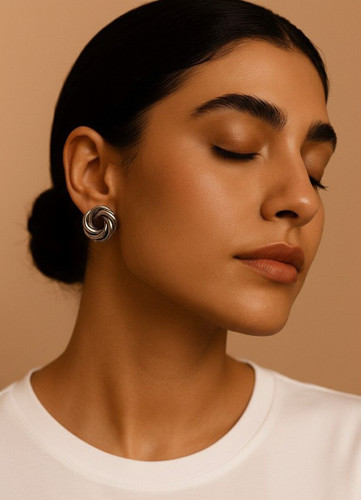 گوشواره میخی طرح گره ای مدرن نقره ای روی گوش