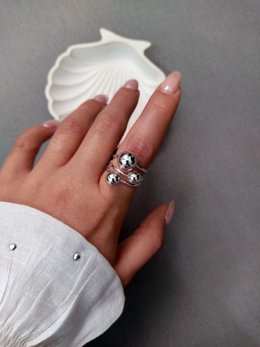 انگشتر توپی مدرن نقره ای روی دست زنانه