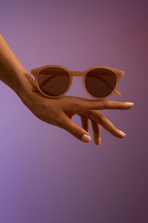 عینک آفتابی گرد Gentle Monster رنگ بژ روی دست مدل