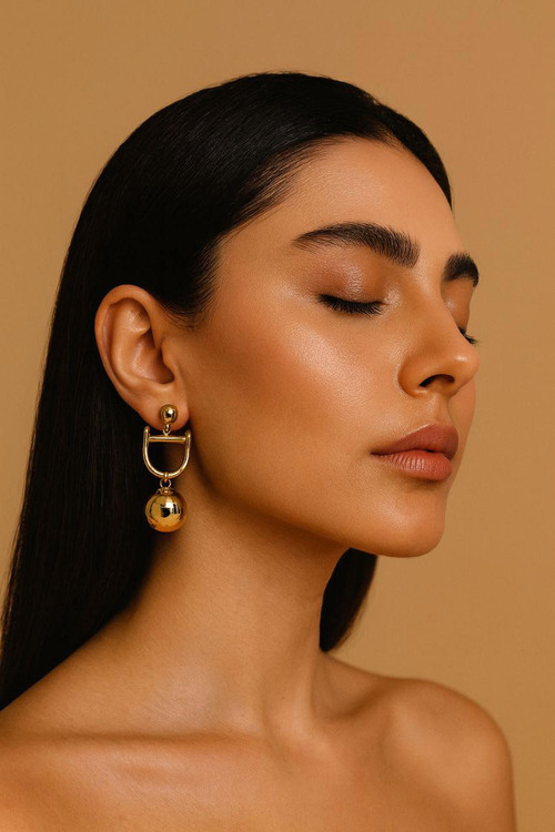 گوشواره آویز مجلسی مدل زارا روی گوش زنانه