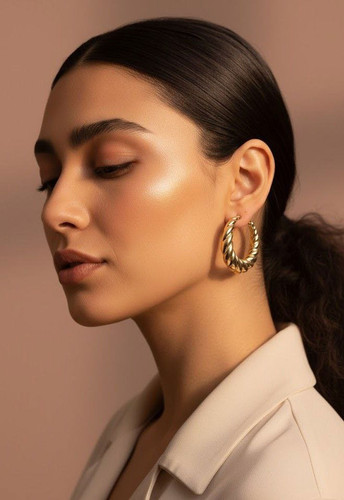 گوشواره حلقه ای مجلسی و شیک طلایی روی گوش مدل زنانه