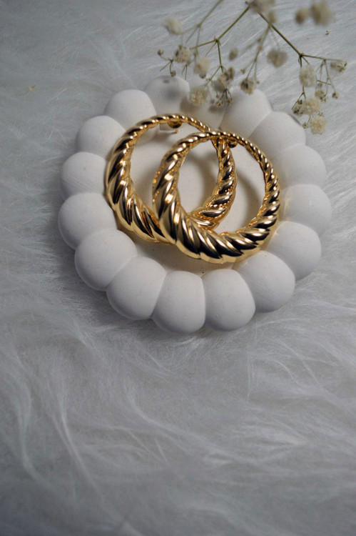 گوشواره حلقه ای طلایی رنگ ثابت، نمای بسته برای نمایش جزئیات