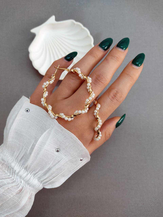 کوشواره حلقه ای طلایی با طراحی بافت مرواریدی شیک