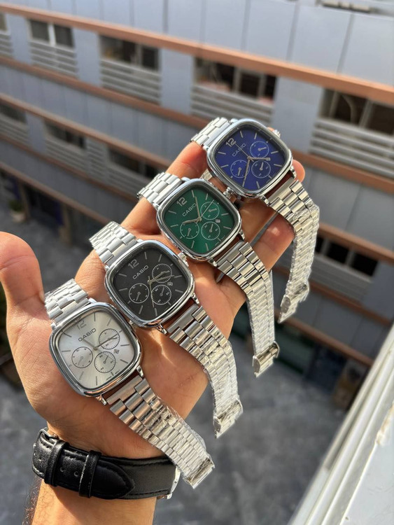 ساعت مردانه کاسیو مردانه با بند استیل نقره ای و قاب مربعی مناسب استایل روزمره، اسپرت و فشن