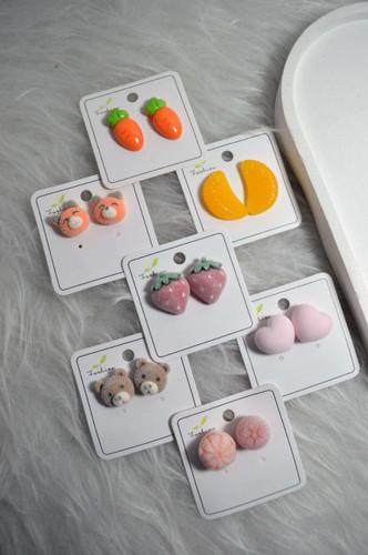 مجموعه ای از گوشواره های میخی فانتزی دخترانه با طرح های میوه و حیوانات