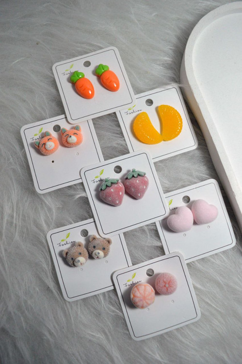 مجموعه ای از گوشواره های میخی فانتزی دخترانه با طرح های میوه و حیوانات