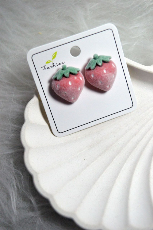 گوشواره میخی طرح توت فرنگی مخملی