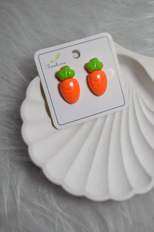 گوشواره میخی طرح هویج براق نارنجی با برگ سبز