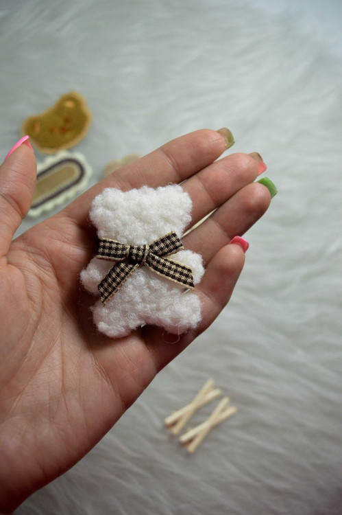 گیره مو طرح خرس تدی قهوه ای مخملی با پاپیون راه راه سفید و قهوه ای