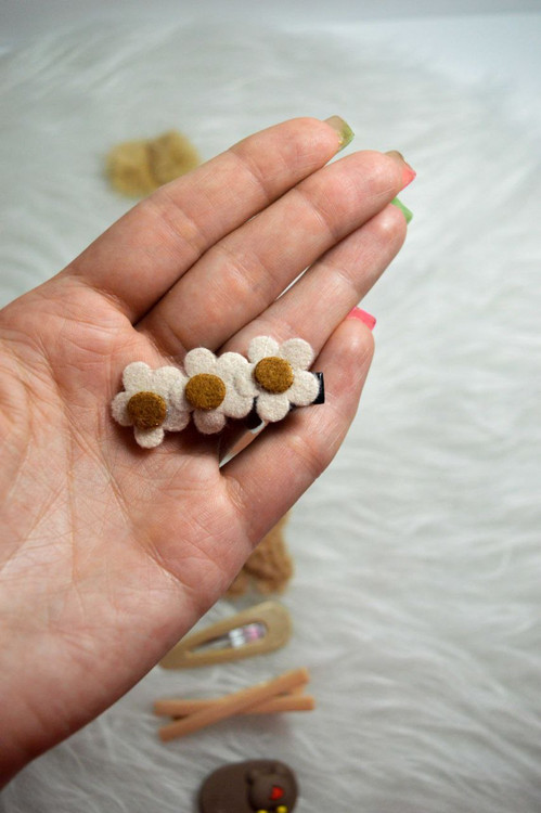 گیره مو انبری با سه گل بابونه کوچک نمدی