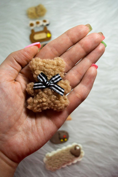 گیره مو طرح خرس تدی قهوه ای مخملی با پاپیون راه راه مشکی و سفید