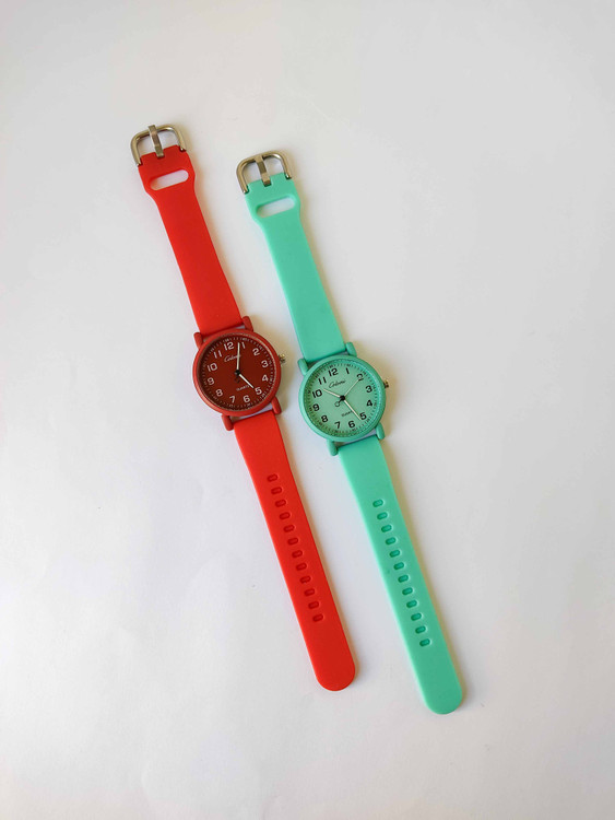 ساعت صفحه گرد سبز و قرمز زنانه