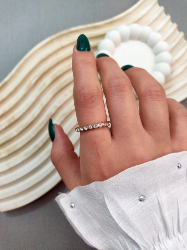 انگشتر تنیسی زنانه طلایی ردیفی با نگین های زیرکونیا و طرح پشت حلقه