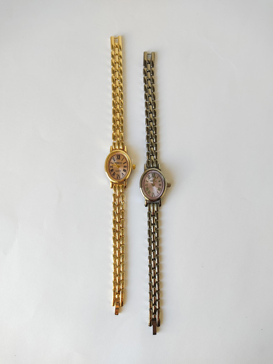 ساعت زنانه صفحه بیضی بند فلزی طلایی و نقره ای