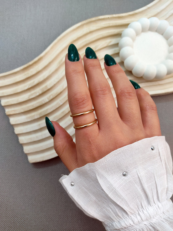 انگشتر طلایی زنانه مینیمال میرا روی دست مدل