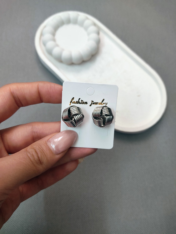 گوشواره میخی زنانه نقره ای مدل گره ای مینیمال