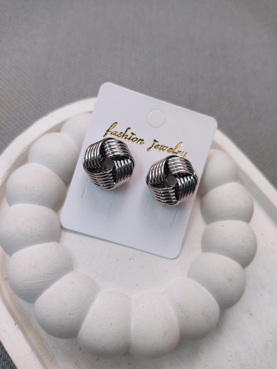 گوشواره میخی گره ای زنانه رنگ نقره ای