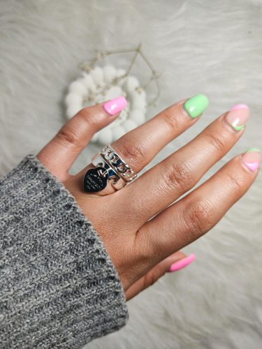 انگشتر استیل زنانه نقره ای مدل قلب آویز روی دست