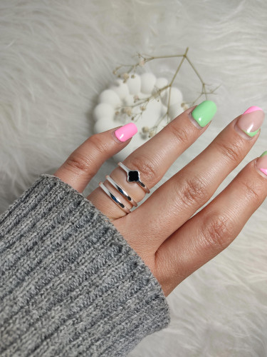 انگشتر استیل زنانه مدل لونا با طرح شبدر مشکی و طراحی مینیمال