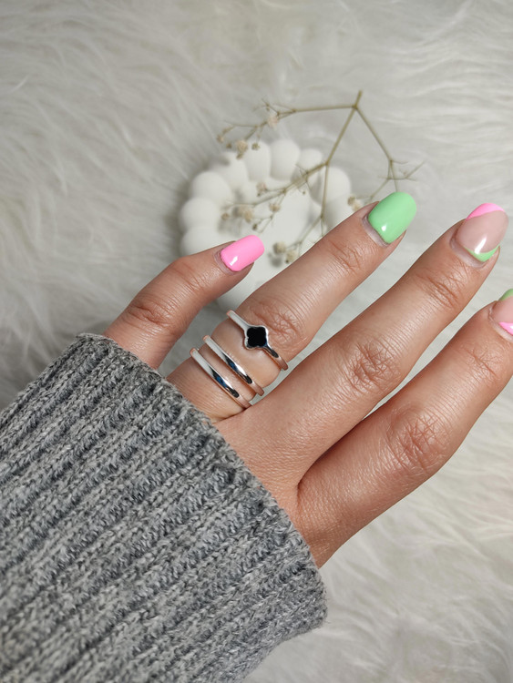 انگشتر استیل زنانه مدل لونا با طرح شبدر مشکی و طراحی مینیمال