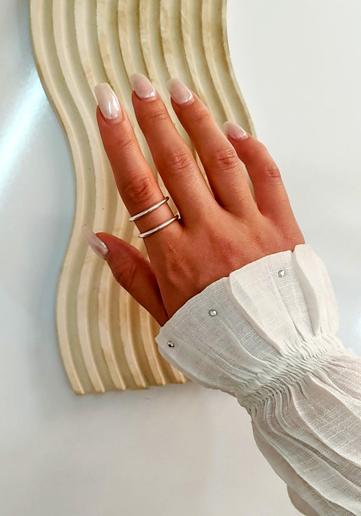 انگشتر نقره ای زنانه مینیمال میرا روی دست مدل