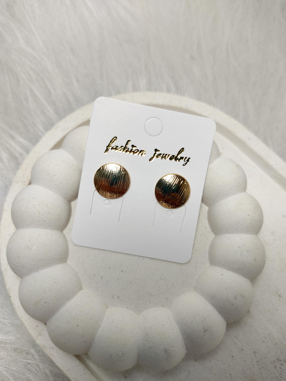 گوشواره میخی طلایی با طراحی دایره ای تخت و بافت خطی مینیمال