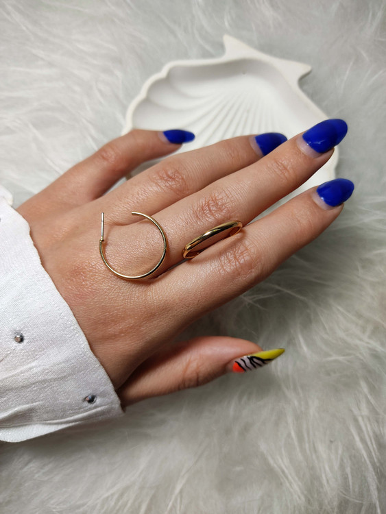 گوشواره زنانه حلقه ای ساده روی دست مدل