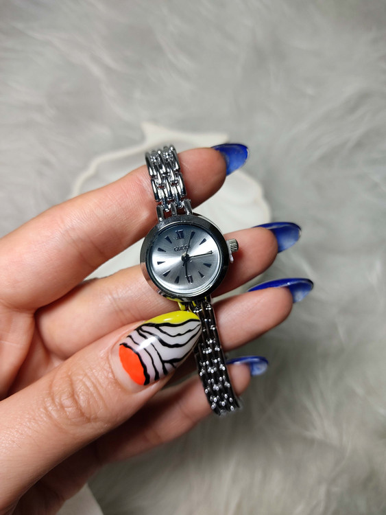 ساعت مچی زنانه با بند فلزی ظریف