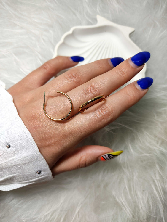 گوشواره طلایی حلقه ای زنانه روی دست مدل