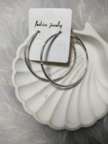 گوشواره حلقه ای زنانه نقره ای تراش دار مدل سایا