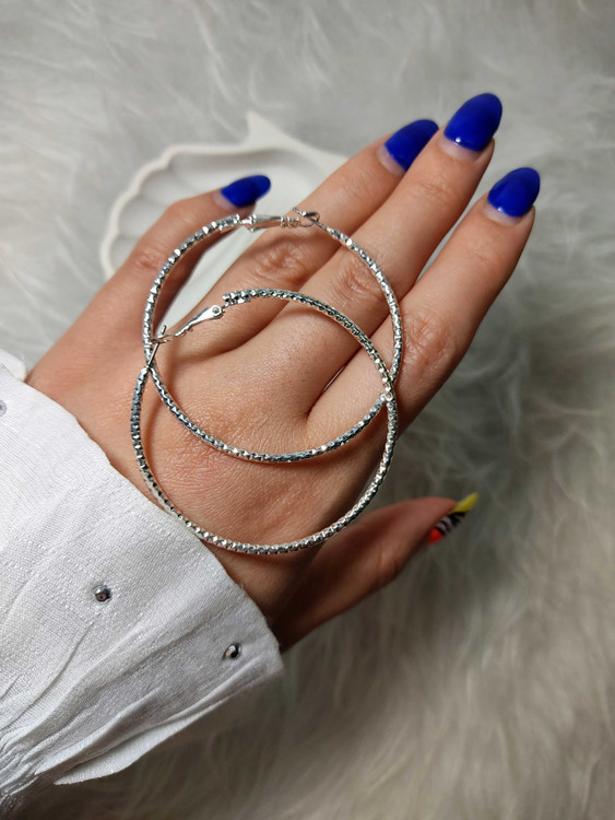 گوشواره زنانه نقره ای روی دست مدل