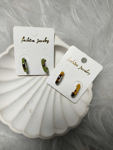 گوشواره زنانه حلقه ای رزینی رنگ سبز و عسلی