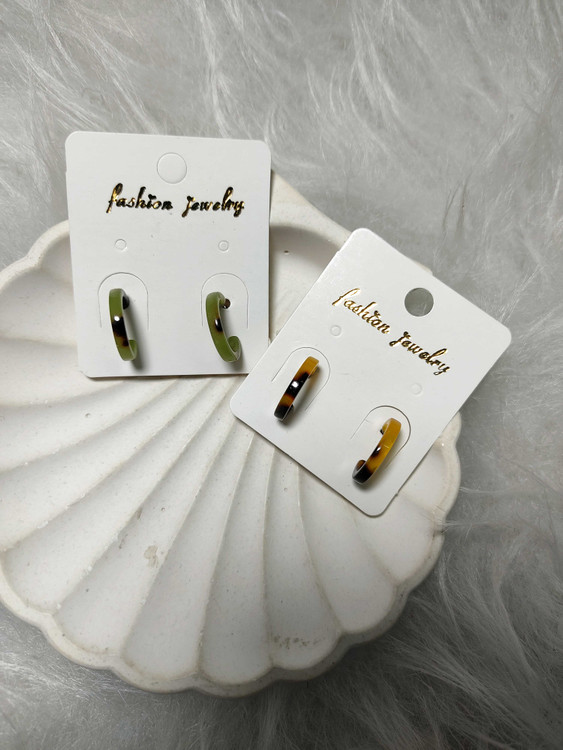 گوشواره زنانه حلقه ای رزینی رنگ سبز و عسلی