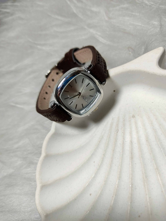 ساعت ظریف صفحه مربعی زنانه