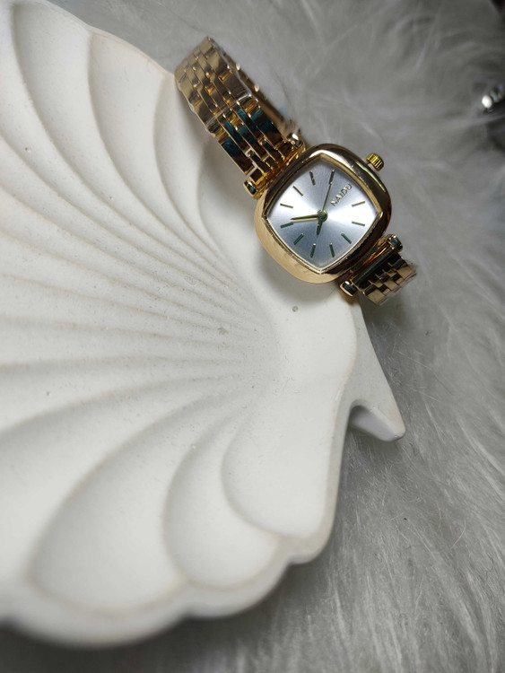 ساعت صفحه مربعی بند فلزی طلایی