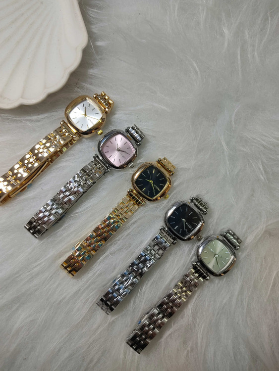 نمای نزدیک ساعت زنانه مربعی کلاسیک